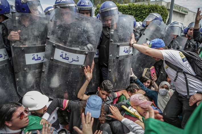 World Press Photo 2020, Kategorie "SPOT NEWS - FIRST PRIZE, SINGLES": Das Bild zeigt algerische Studenten, die während einer Demonstration gegen die Regierung mit der Bereitschaftspolizisten zusammenstoßen. Mit der Foto unter dem Titel "Clash with the Police During an Anti-Government Demonstration" hat der dpa-Fotograf Farouk Batiche beim renommierten Wettbewerb World Press Photo 2020 den ersten Preis in der Kategorie "Spot News Singles" gewonnen. Honorafreie Verwendung nur in Zusammenhang mit Nennung World Press Photo Awards. Weiterer Text über ots und www.presseportal.de/nr/8218 / Veröffentlichung bitte unter Quellenangabe: "obs/dpa Deutsche Presse-Agentur GmbH/Farouk Batiche"