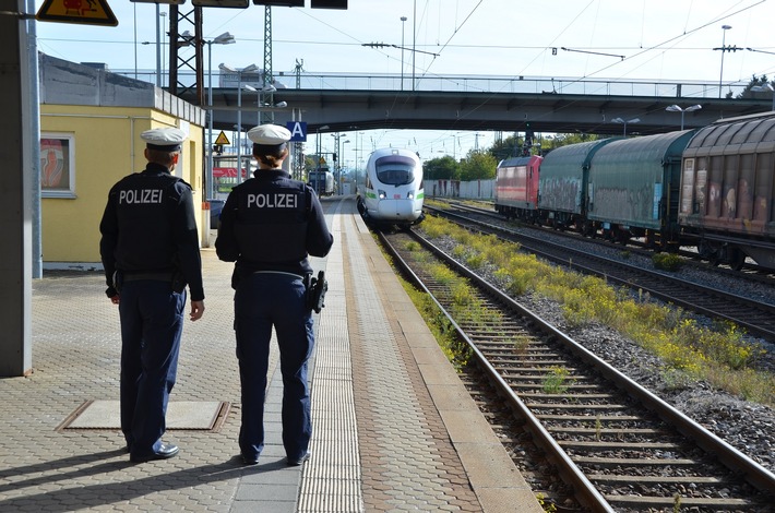 Bundespolizeidirektion München: Unbekannte bewerfen einander mit Steinen - Ein 26-Jähriger wird am Kopf getroffen und stürzt ins Gleis - Zeugenaufruf