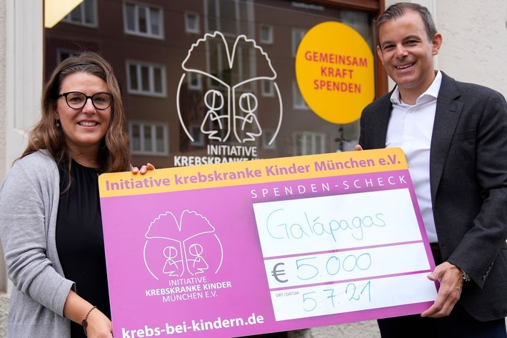 Gerald Unden, Geschäftsführer der Galapagos Biopharma Germany GmbH, überreicht den Spendenscheck an Jessica Pöll von der "Initiative krebskranke Kinder München e. V." / Weiterer Text über ots und www.presseportal.de/nr/157242 / Die Verwendung dieses Bildes ist für redaktionelle Zwecke unter Beachtung ggf. genannter Nutzungsbedingungen honorarfrei. Veröffentlichung bitte mit Bildrechte-Hinweis.