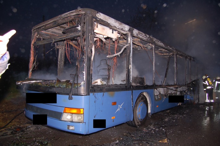 POL-PDWIL: Vollbrand eines Schulbusses