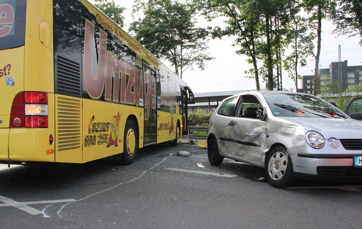 POL-GE: Auto und Linienbus prallen zusammen