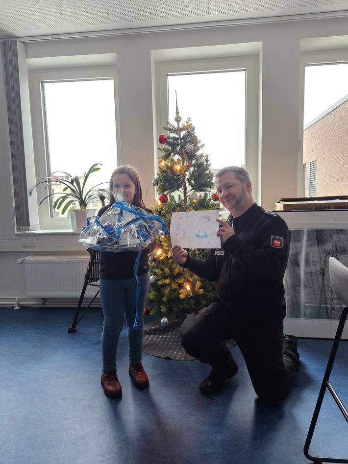 POL-CUX: Preisverleihung zum Malwettbewerb der Polizeiinspektion Cuxhaven zur Weihnachtszeit