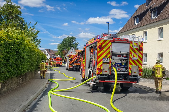 FW Menden: PKW-Brand greift auf Garage über