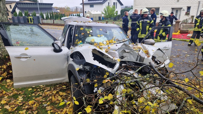 FW VG Westerburg: PKW prallt frontal gegen Baum - Fahrerin und Beifahrer werden schwer verletzt
