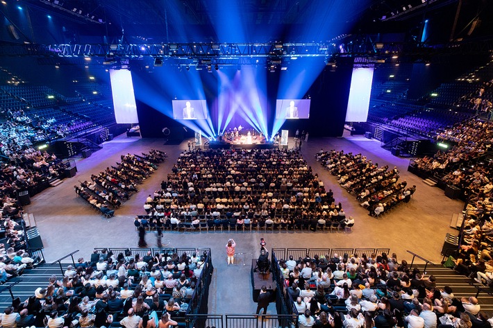 1256 erfolgreiche Kaufleute der Wirtschaftsschule KV Zürich erhalten im Hallenstadion ihr Fähigkeitszeugnis