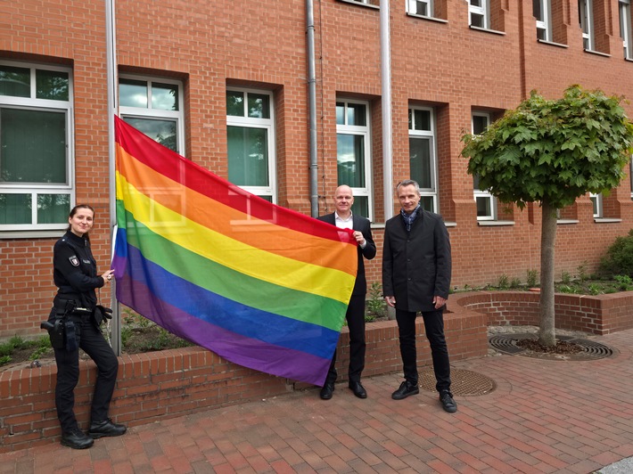 POL-RZ: Polizeidirektion Ratzeburg zeigt Flagge zum IDAHOBIT