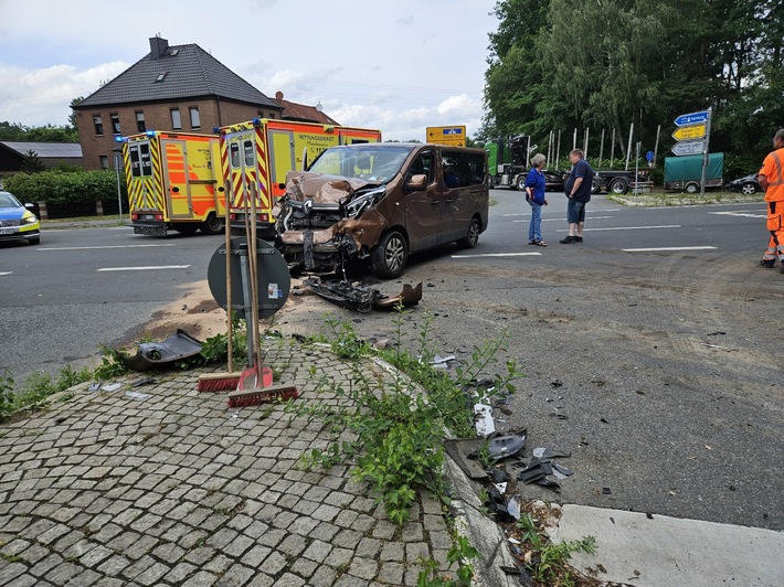 POL-HK: Vorfahrt missachtet (Foto); Mit Leichtkraftrad gestürzt; Überhöhte Geschwindigkeit und Straßenverkehrsgefährdung