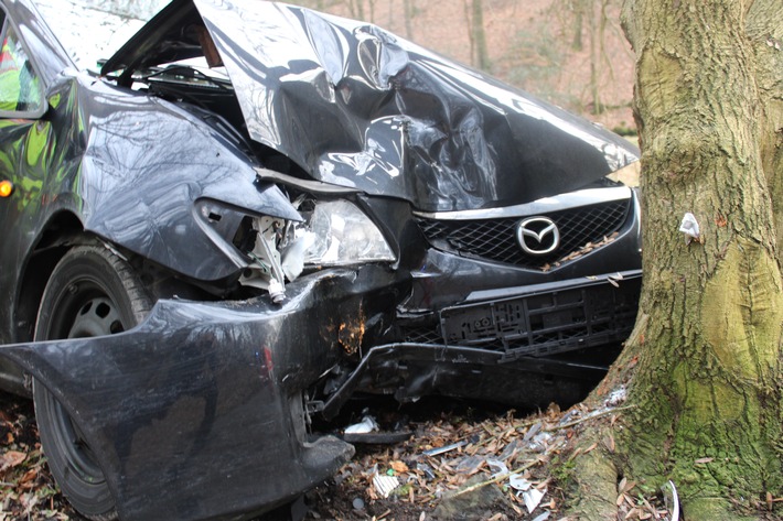 POL-RBK: Burscheid - Pkw-Fahrerin kollidiert frontal mit einem Baum