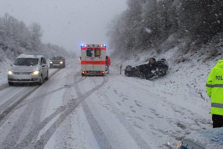 POL-PPTR: Fahrzeug überschlägt sich auf Grund schneeglatter Fahrbahn
