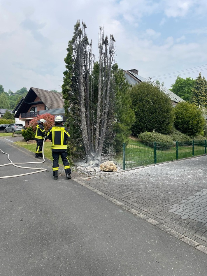 FW Hennef: Um Haaresbreite - Abflammgerät sorgt für Feuerwehreinsatz