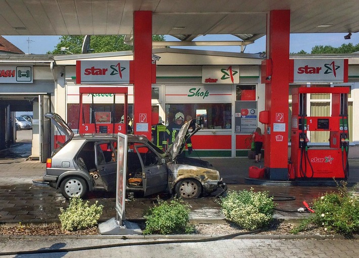 FW-GE: Brennender PKW an einer Tankstelle - Feuerwehr verhindert Schlimmeres