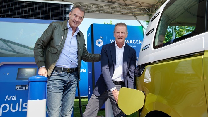 Bernard Looney und Herbert Diess bei der Einweihung der ersten Flexpole-Ladesäule in Düsseldorf. / Die Volkswagen AG und bp starten ihre strategische Partnerschaft: Rascher Aufbau von Schnellladesäulen für Elektrofahrzeuge in Europa/ Weiterer Text über ots und www.presseportal.de/nr/42535 / Die Verwendung dieses Bildes ist für redaktionelle Zwecke unter Beachtung ggf. genannter Nutzungsbedingungen honorarfrei. Veröffentlichung bitte mit Bildrechte-Hinweis.