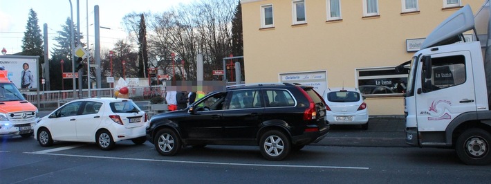 POL-RBK: Bergisch Gladbach - Lkw-Fahrer hebt Flasche auf - zwei Verletzte