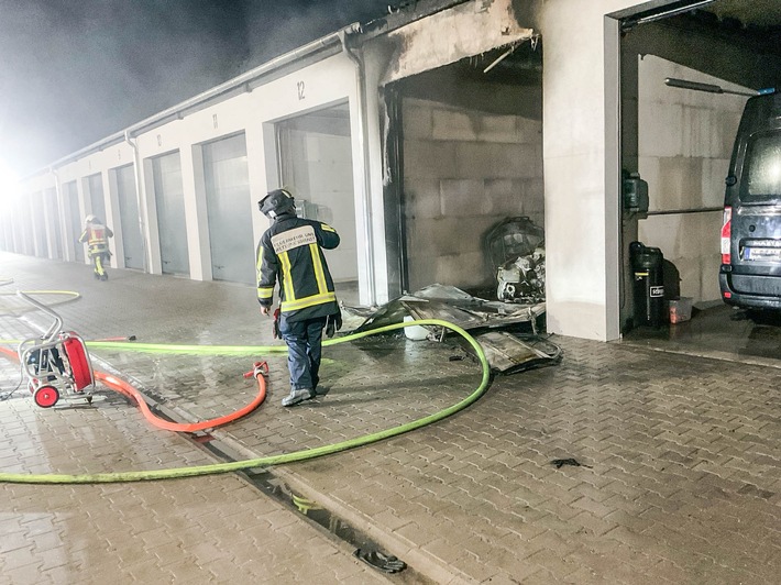 FW-BO: Garagenbrand in Bochum-Linden - Zwei Verletzte