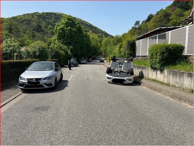 POL-PDLD: Pkw landet auf Dach - Fahrerin leichtverletzt