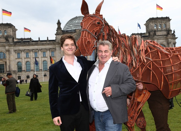 Heinz Hoenig kehrt auf die Theaterbühne zurück / Deutschlandpremiere von GEFÄHRTEN ("War Horse") im Oktober in Berlin