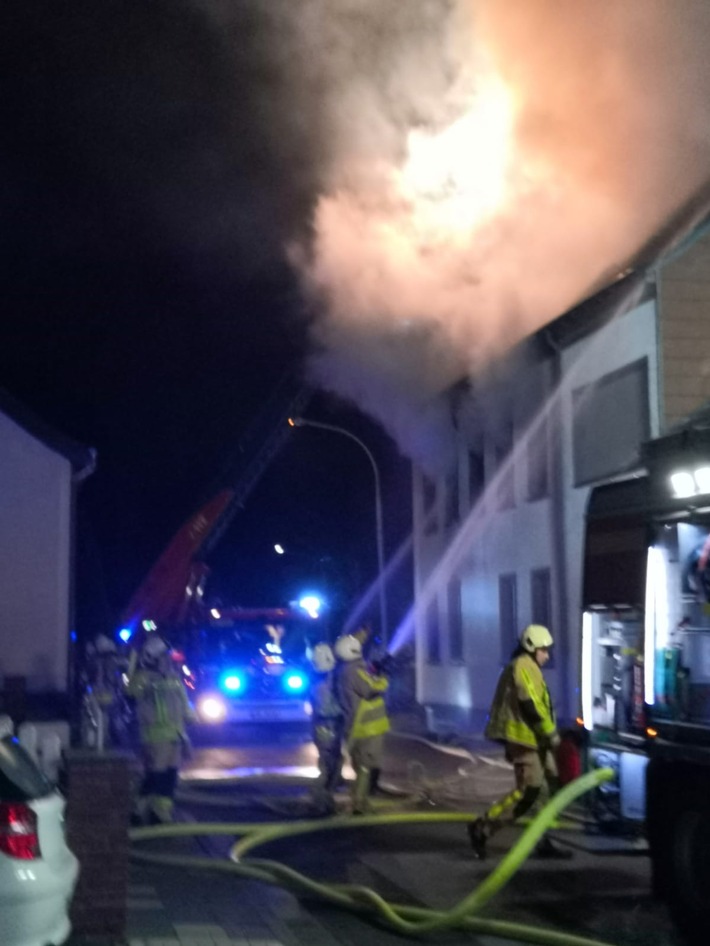 FW Grevenbroich: ERSTMELDUNG: Verletzte nach Brand in Mehrfamilienhaus