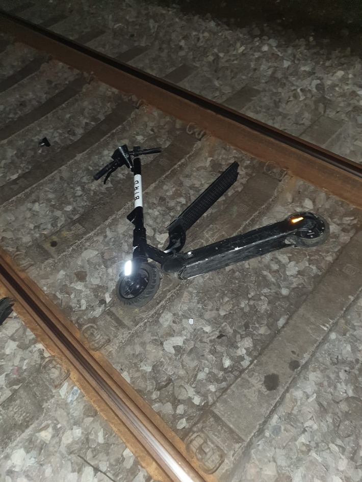 BPOL NRW: Akku leer? - E-Scooter in die Gleise geworfen - Bundespolizei ermittelt nach gefährlichen Eingriff in den Bahnverkehr