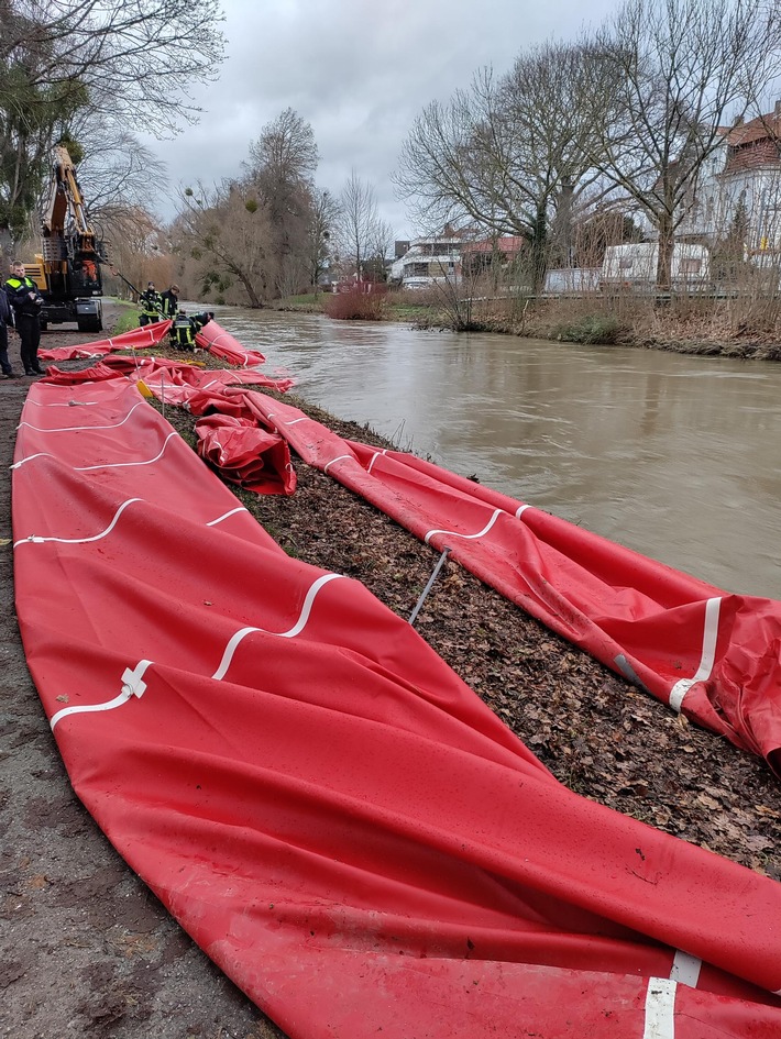 POL-HI: Mobile Wassersperren in die Innerste/Hildesheim gestürzt - Instandsetzung durch viele Feuerwehrkräfte dauert bis in den Abend an