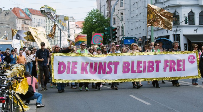 Ist die Freiheit der Kunst in Gefahr? 3sat-Doku &quot;Kulturkampf von rechts&quot; über die Proteste von DIE VIELEN