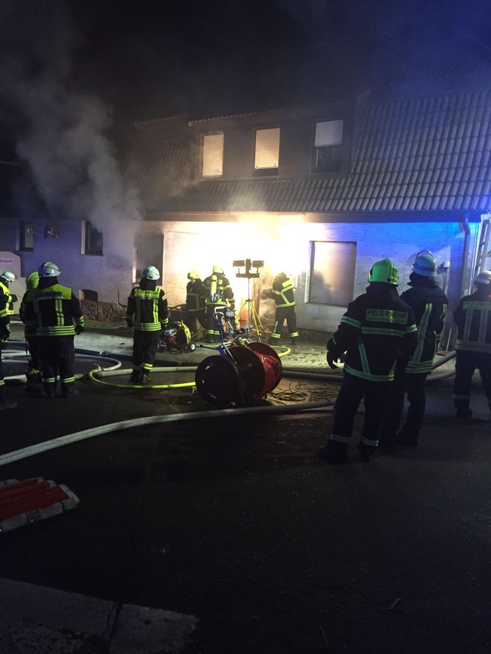POL-PDPS: Wohnhausbrand in Thaleischweiler-Fröschen - 79 Frau erleidet Rauchgasvergiftung