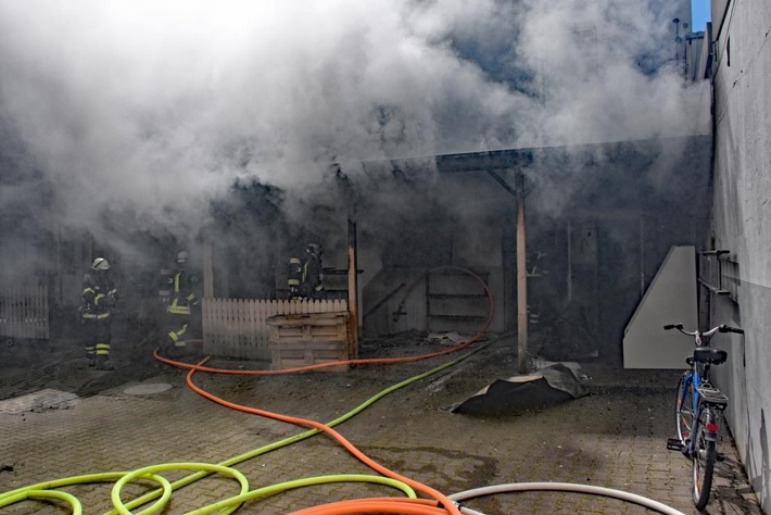 FW-DO: 27.04.2021 - Feuer in der nördlichen Innenstadt Gebäudebrand im Hinterhof