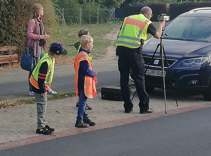 POL-BS: Schulwegüberwachung in Wenden - 25 Viertklässler unterstützten bei Geschwindigkeitskontrolle