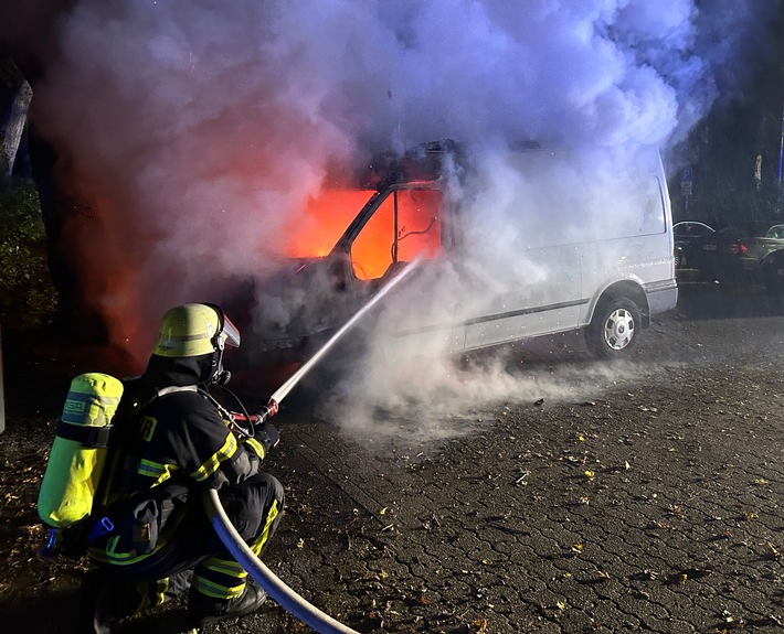 FW Moers: Am Sonntagmorgen brannte ein Kleintransporter an der Kirschenallee