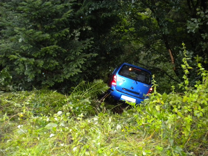 POL-HOL: Bundesstraße 241 - Uslar Richtung Lauenförde: PKW landet im Wald - 22jähriger Fahrer leicht verletzt / Fahrzeug Totalschaden -