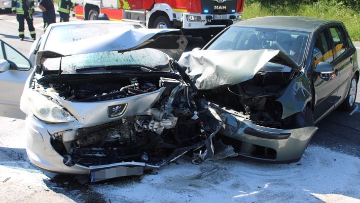 POL-HA: 58-jähriger Mann bei Verkehrsunfall am Volmeabstieg schwer verletzt - PKW fängt Feuer