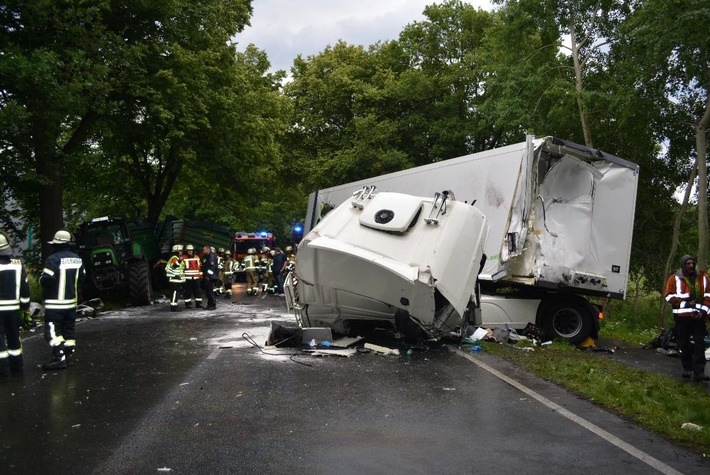 POL-ROW: ++ B 75: Schwerer Verkehrsunfall zwischen Rotenburg und Waffensen ++