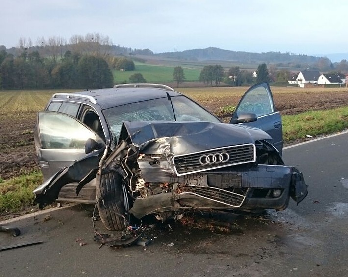 POL-HM: Audi prallt gegen Baum - 22-jähriger Autofahrer verletzt ins Krankenhaus