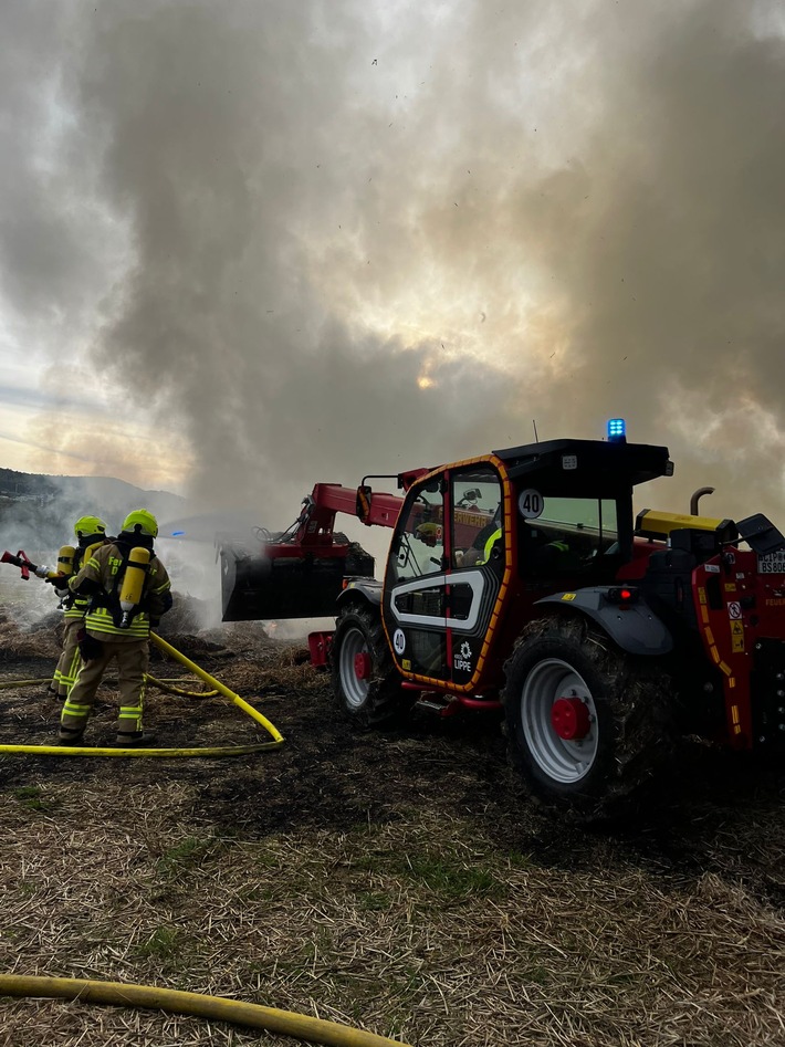 FW-DT: Strohballen geraten in Brand