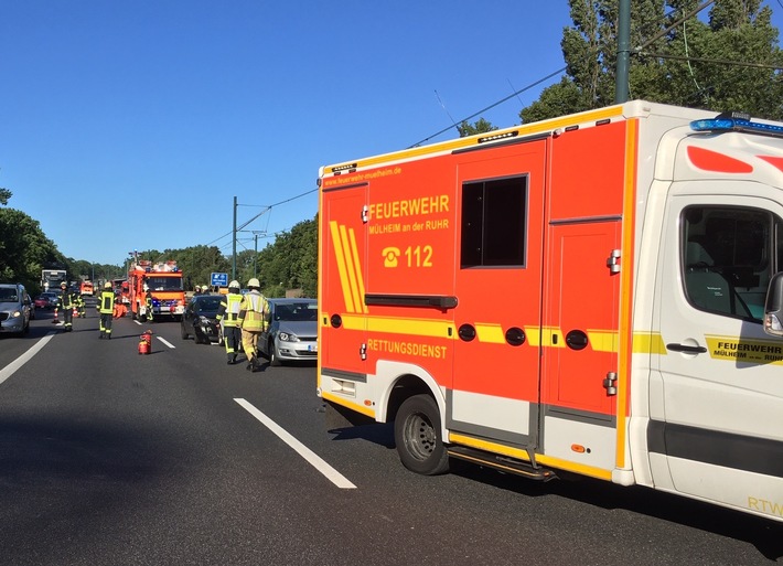 FW-MH: Verkehrsunfall auf der A40 mit drei leicht verletzten Personen
