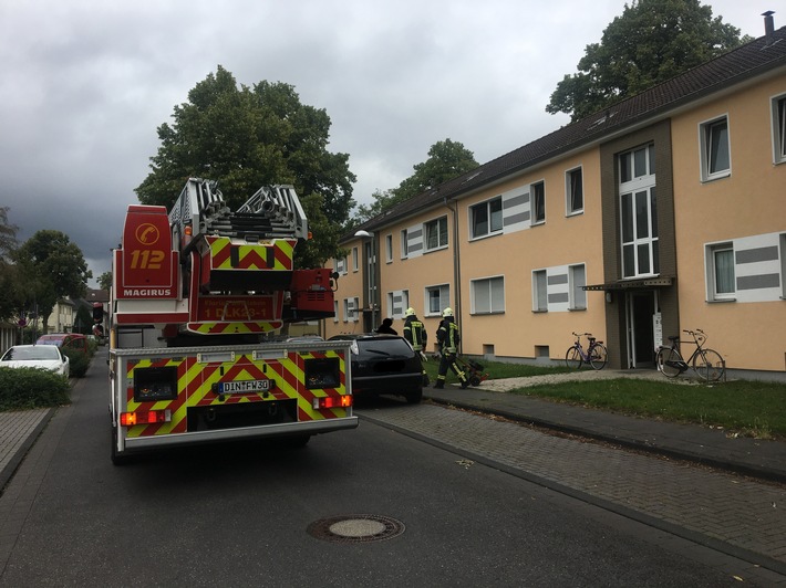 FW Dinslaken: PKW Brand und Zimmerbrand hintereinander