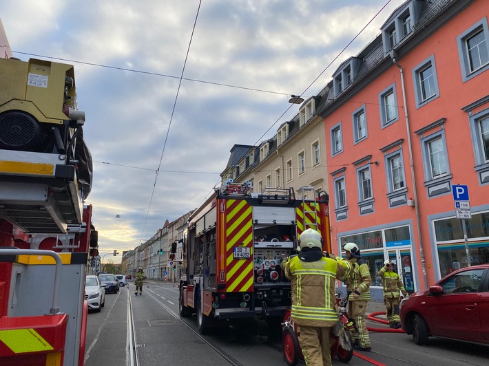 FW Dresden: Wohnungsbrand im Dachgeschoss, Rauchmelder hilft