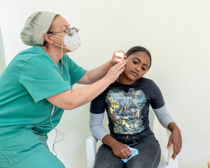 "Wenn ein Kind gehörlos geboren wird, dann merkt das keiner" / CBM bringt Hörgesundheit für alle in die ärmsten Regionen der Welt