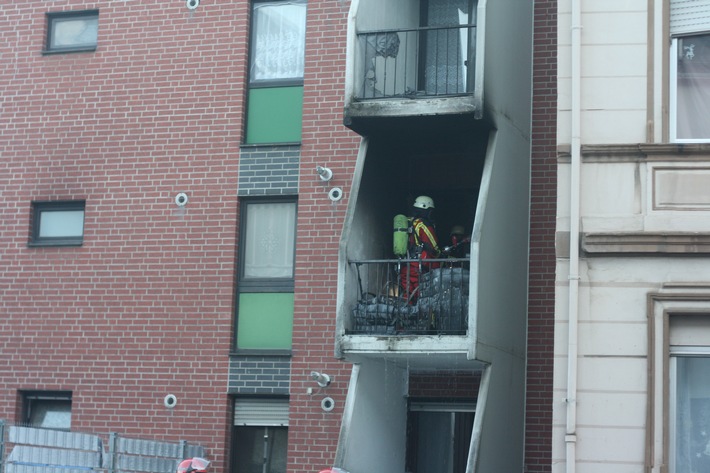 FW Düren: Zimmerbrand mit Balkonfeuer - Personen durch Feuerwehr in Sicherheit gebracht