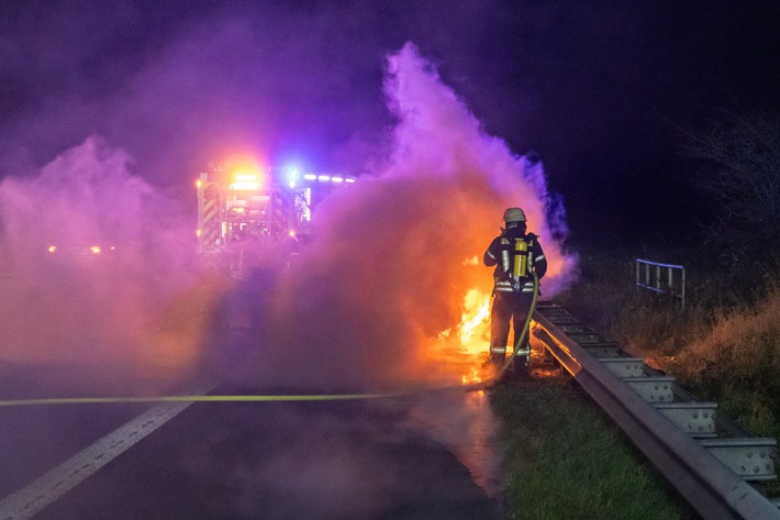 FW Porta Westfalica: 23.12.2025 - A2 Porta Westfalica: PKW in Vollbrand