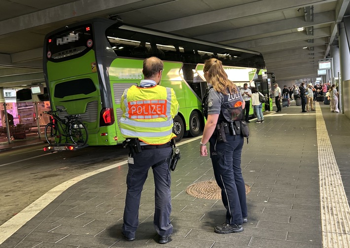 HZA-S: Gemeinsame Kontrollen von Zoll und Polizei am Busterminal des Flughafens Stuttgart