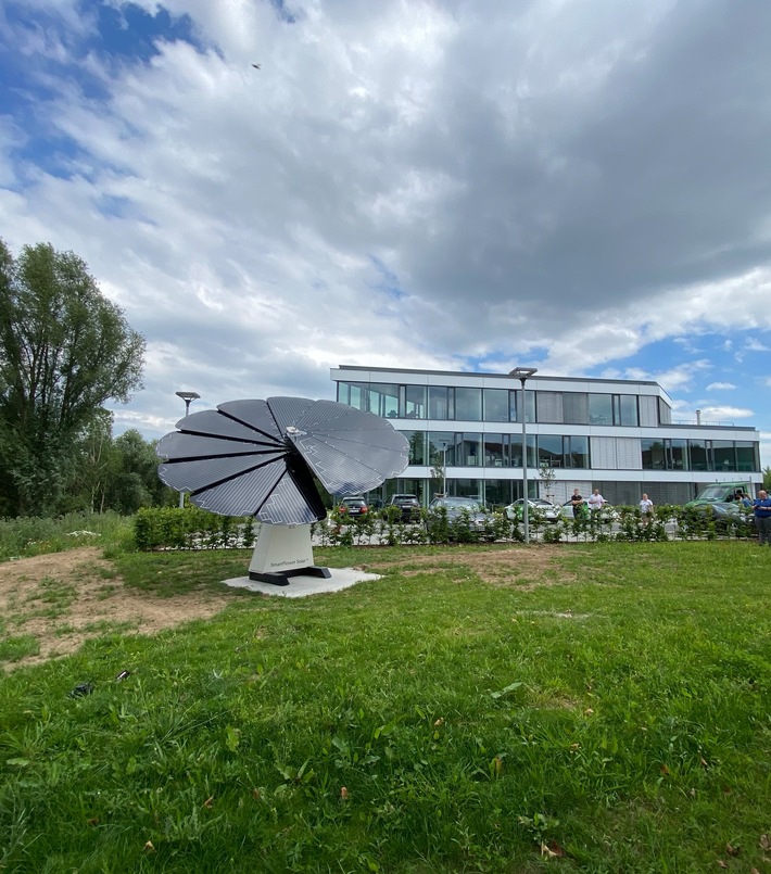 Lemgo blüht auf / Fraunhofer Institut in Lemgo setzt einen nachhaltigen Innovationsimpuls & installiert erste smartflower auf dem Innovation Campus Lemgo