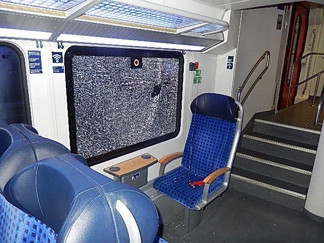 BPOL-KI: Randaliererin zerschlägt Scheibe im Zug