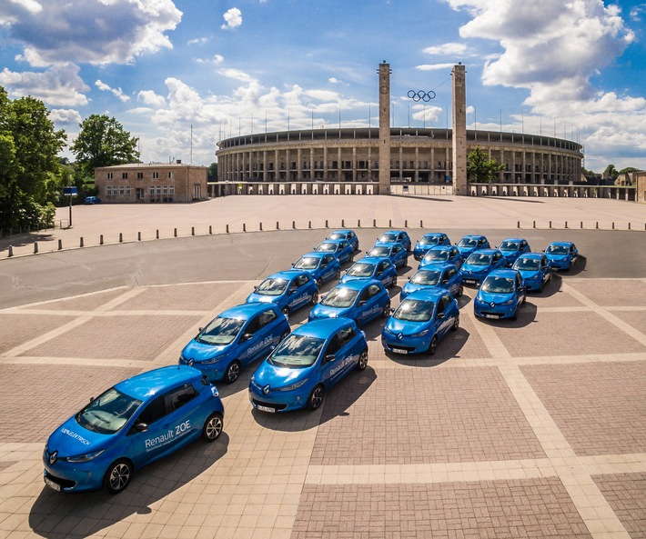 Zwei TV-Stars, 25 E-Autos und eine Weltpremiere: Renault elektrisiert Berlin