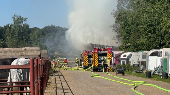 FW Ratingen: Brand einer Lagerhalle mit Heuballen