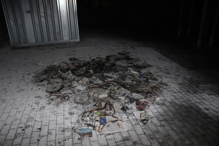 POL-HA: Zeitungsstapel in Vorhalle in Brand gesetzt - Zeugen gesucht