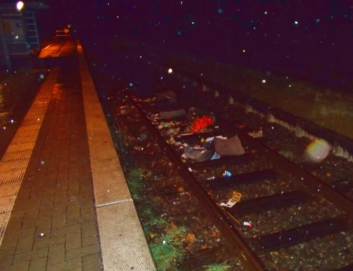 POL-MI: Unbekannte werfen Mülleimer auf Bahngleise