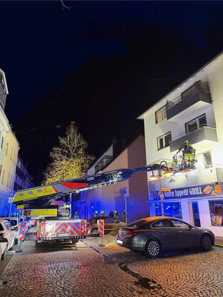 FW Paderborn: Zimmerbrand in einem Mehrfamilienhaus in der Königstraße