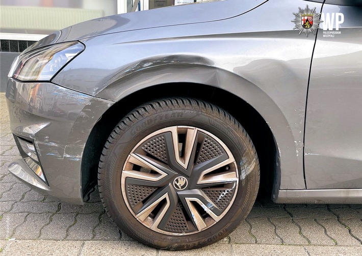 POL-PDKL: Blaues Unfallfahrzeug gesucht