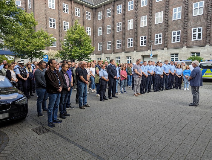 POL-BO: Für Rouven - Gemeinsame Schweigeminute des Polizeipräsidiums Bochum für unseren im Dienst getöteten Kollegen