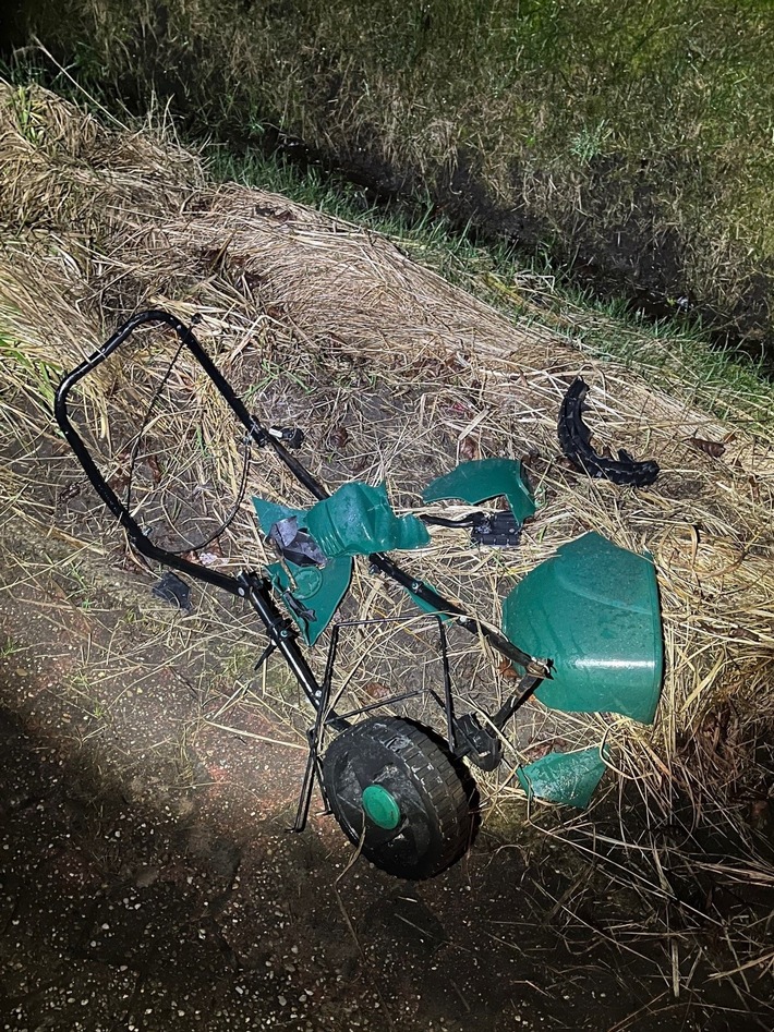 POL-AUR: Hage - Einbrüche / Krummhörn - Sachbeschädigung / Ihlow - Gegen Baum geprallt / Rechtsupweg - Gartengerät verloren und Unfall verursacht (mit Foto)